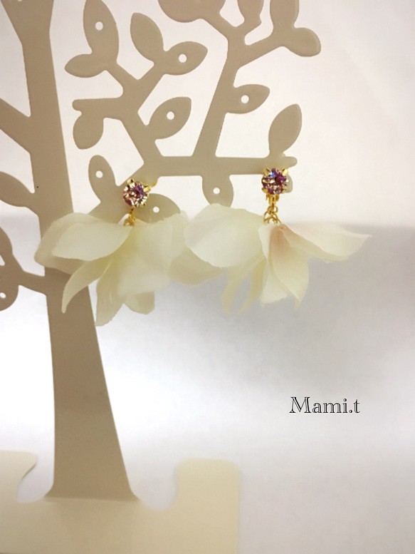 《Mami.t》 再販♡スワロ ルミナスグリーンと花びらのイヤリング 1枚目の画像