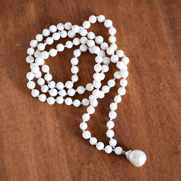 白珊瑚ビーズで手作りの淡水真珠のネックレス、天然淡水真珠 1枚目の画像