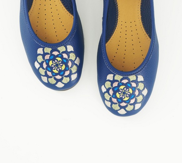 刺繡手工平底女鞋-錦簇花語(寶藍) 第1張的照片