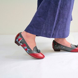 刺繡手工低跟女鞋-三角舞曲(紅藍) 第1張的照片