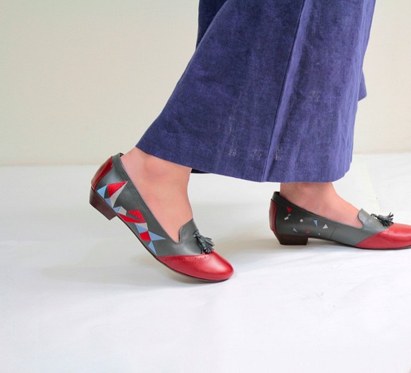 刺繡手工低跟女鞋-三角舞曲(紅藍) 第1張的照片