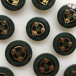 アンティーク ボタン 2個 大 緑 ゴールド ビンテージ 昭和 レトロ 個性的なボタン ハンドメイド素材 イヤリング 1枚目の画像