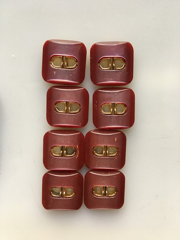 アンティーク ボタン 4個セット ビンテージ 昭和 レトロ 個性的 ハンドメイド素材 赤 ゴールド レッド 四角 アクセ 1枚目の画像