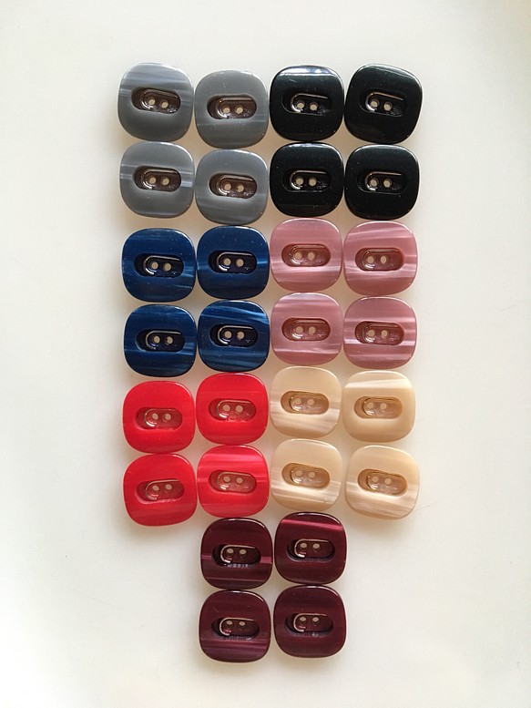 好きな色を選んで下さい！ アンティーク ボタン 4個 ビンテージ 昭和 レトロ 個性的 ハンドメイド素材 デッドストック 1枚目の画像