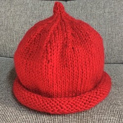 キッズ用ニット帽☆赤色／どんぐり帽子・シンプルで服に合わせやすく可愛い☆ 1枚目の画像