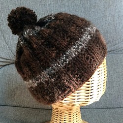 キッズ用ニット帽☆茶色のやわらかい毛糸を使用したぼんぼり帽子･頭の小さい女性にもおすすめ☆ 1枚目の画像