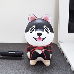 笑顔のかわいい黒柴犬♥ペンホルダー紙玉飾り手作り小さな木彫り癒しの飾り人形 1枚目の画像