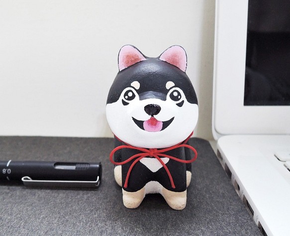 笑顔のかわいい黒柴犬♥ペンホルダー紙玉飾り手作り小さな木彫り癒しの飾り人形 1枚目の画像