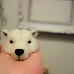 ホッキョクグマの被り物　帽子　ブライス・小動物にも　白熊　羊毛フェルト　 1枚目の画像