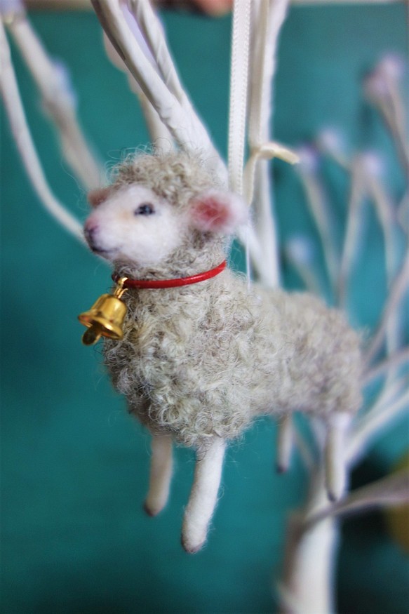 小さな羊のオーナメント　1年じゅう飾れる2WAY  クリスマス　羊毛フェルト 1枚目の画像