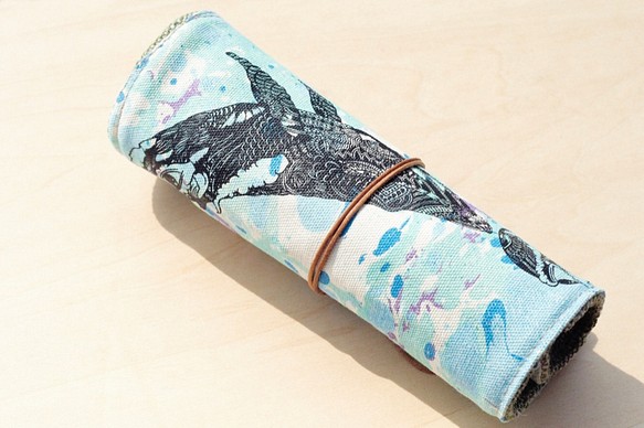 canvas pencase 情人節禮物/手感捲軸/春捲筆袋-筆的水彩色房子(潛入水裡的鯨魚)雙條皮繩fairtrade 第1張的照片