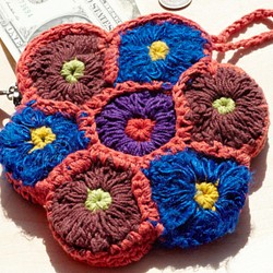 手工鉤織零錢包 / 收納包 / 化妝包 - fairtrade 手捻紗麗線花朵零錢包 flower coin purse 第1張的照片
