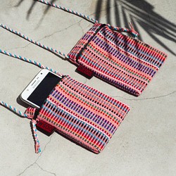 携帯電話のポーチ財布のiphoneの自然な手織りカラフルな虹のシェル携帯電話のセット - 虹色の色フェアトレード 1枚目の画像