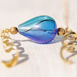 Glass Necklace / 幾何風 / 法式條紋口吹玻璃項鍊 短鏈 長鏈 鎖骨鍊 - 漸層水藍色的漩渦 第1張的照片