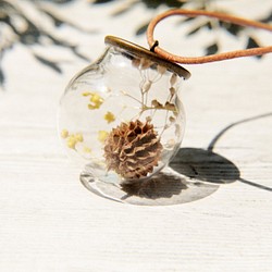 Glass Necklace / 森林女孩 / 法式透明感玻璃球乾燥花真皮項鍊 - 滿天星 + 秋天的果實flower 第1張的照片