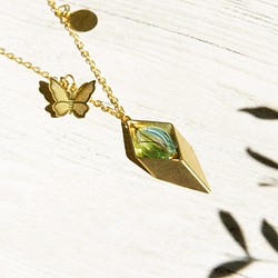 真鍮ネックレス/幾何学的な風/フレンチストライプ吹きガラスショートネックレス長鎖 - 森と純水滴緑の蝶 1枚目の画像