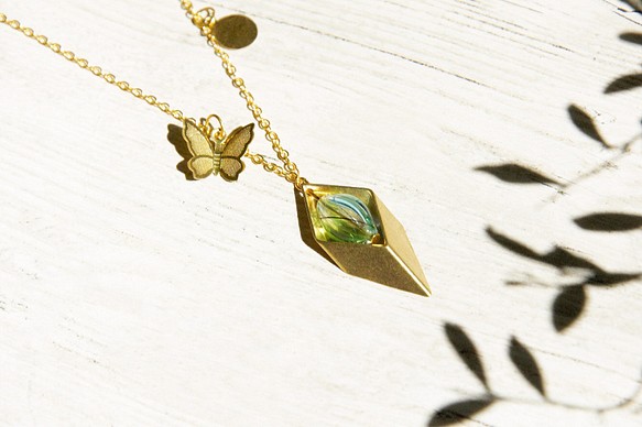 真鍮ネックレス/幾何学的な風/フレンチストライプ吹きガラスショートネックレス長鎖 - 森と純水滴緑の蝶 1枚目の画像