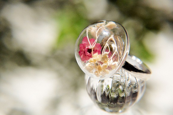 /森ガール/英語乾燥花透明なガラス玉のリング - カラフルな赤いドライフラワーのフラワーリング 1枚目の画像