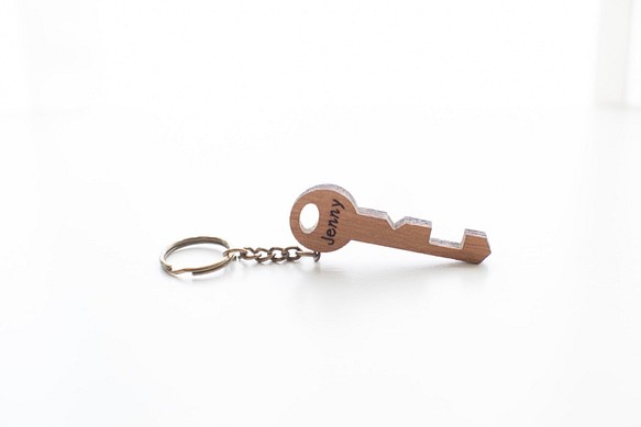 客製化姓名禮物原木鑰匙造型手機架/鑰匙圈-直式款 第1張的照片