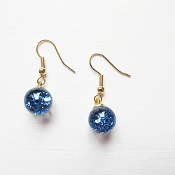Rosy Garden 藍色亮片流動雪花玻璃球鉤式耳環 可換夾式 第1張的照片