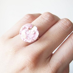 Rosy Garden 淡粉紅色愛心亮片流動半圓雪花玻璃戒指 第1張的照片