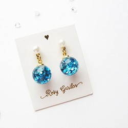 Rosy Garden 星空藍色亮粉流動雪花玻璃球珍珠耳環 可換耳夾式 第1張的照片