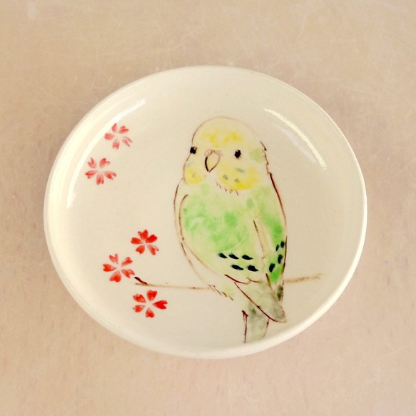 「桜と黄緑色のセキセイインコ」小鳥の豆皿 1枚目の画像