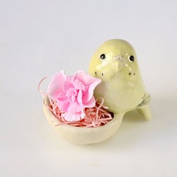 ＜母の日ギフト＞カーネーションとセキセイインコ（陶器の小鳥とお花） 1枚目の画像