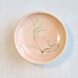 ピンク色の豆皿「バイモユリと小鳥」 1枚目の画像