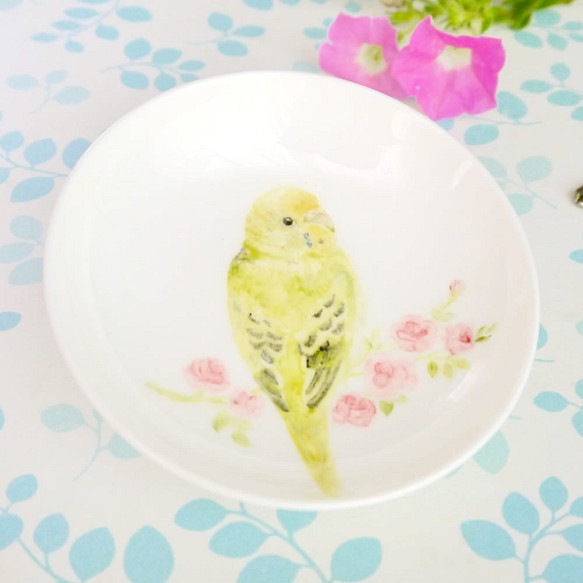 「ミニバラとセキセイインコ」手書きの小鳥のお皿　 1枚目の画像