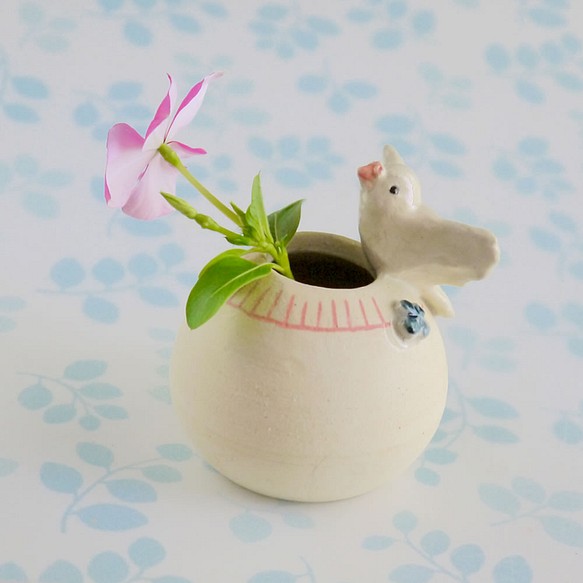 白い鳩の丸い花瓶 （小鳥オブジェ） 1枚目の画像