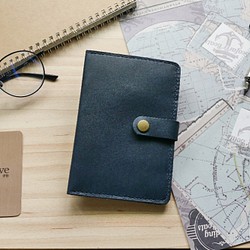 義大利牛皮護照套 有扣子 靛藍黑 免費客製化刻字 第1張的照片