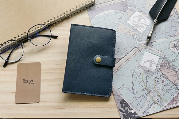 義大利牛皮護照套 有扣子 靛藍黑 免費客製化刻字 第1張的照片