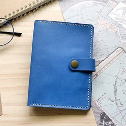 義大利牛皮護照套 有扣子 海軍藍 免費客製化刻字 第1張的照片