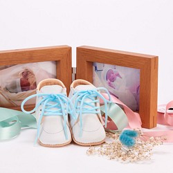 簡單的皮革名稱輸入 生日的嬰兒鞋 ♪ 真皮嬰兒鞋 1 歲生日慶祝的第一雙鞋 第1張的照片