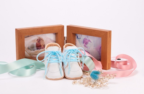簡單的皮革名稱輸入 生日的嬰兒鞋 ♪ 真皮嬰兒鞋 1 歲生日慶祝的第一雙鞋 第1張的照片