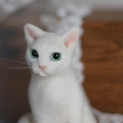おしゃれ　白猫。。。ふんわり。羊毛フェルト 1枚目の画像