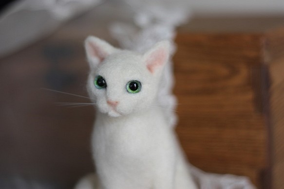 おしゃれ　白猫。。。ふんわり。羊毛フェルト 1枚目の画像