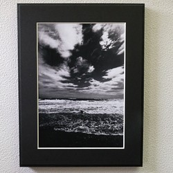 A4 ファインアート写真　018　海岸　波　空　雲　マットパネル仕上　モノクロ　白黒写真　インテリアフォト　販売　通販 1枚目の画像