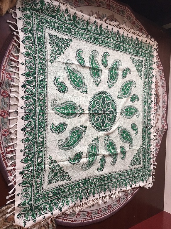 ペルシャ絨毯風の布更紗120cm×120cmテーブルクロススファーカバー 1枚目の画像