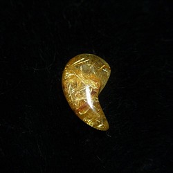 現品一点物 濃密 ゴールドルチル 勾玉 Ｍｒ４３ 金針水晶 お守り 不思議な力 天然石 ストーン 人気 ネックレス 1枚目の画像