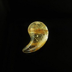 【ルチルの輝きがすごい】 現品一点物 ゴールドタイチンルチル 勾玉 Ｍｒ６３ 金針水晶 お守り 不思議な力 天然石パワー 1枚目の画像