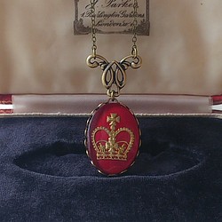 ヴィンテージ　Burgundy-Crown（25×18㎜）真鍮古美クラシカルネックレス 1枚目の画像