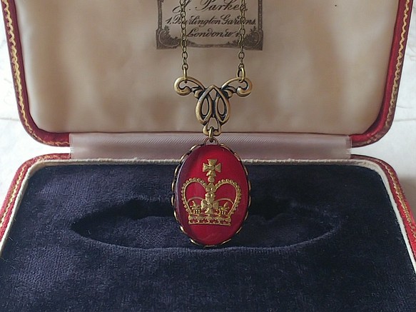 ヴィンテージ　Burgundy-Crown（25×18㎜）真鍮古美クラシカルネックレス 1枚目の画像