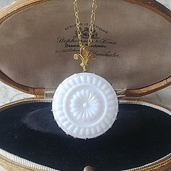 ヴィンテージ　真っ白 貝殻のような 美しいネックレス 1枚目の画像