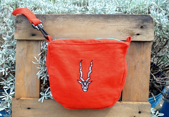 ericocoエリココ 刺繡羚羊手提包/化妝包/收納包-紅色跟綠色 第1張的照片