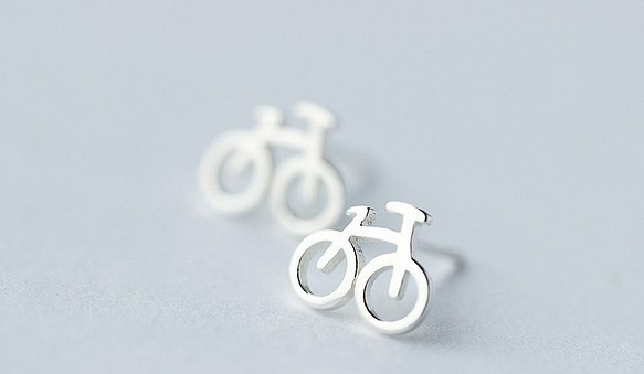 銀925・自転車のピアス 1枚目の画像