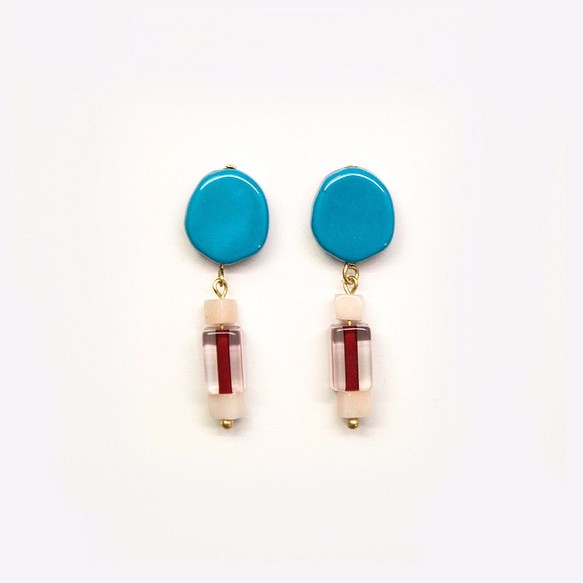 Blue and Red Beaded Earrings 1枚目の画像