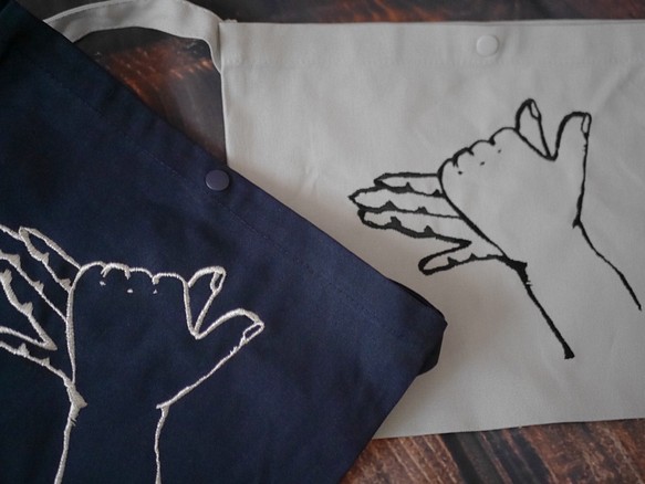 受注生産）影絵遊びの刺繍サコッシュ(グレーorネイビーorレッド　ショルダーバッグ（刺繍大）　犬 tenonaka 刺繍 1枚目の画像