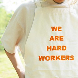 受注生産）WE ARE HARD WORKERS しっかりキャンバス生地のワーカーエプロン 刺繍大 1枚目の画像